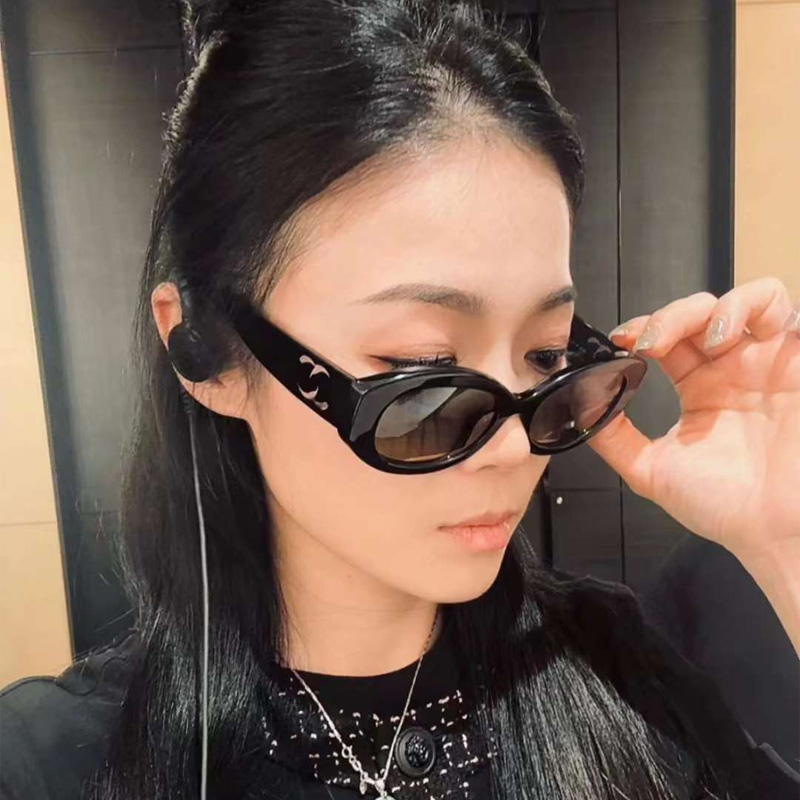 CH5528 Sunglasses Black Gradient Gray