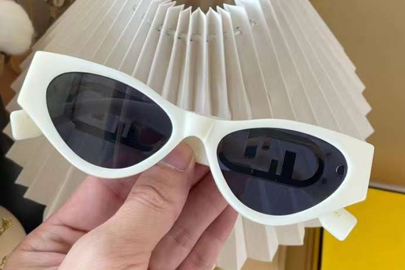 FE40049 Sunglasses In White