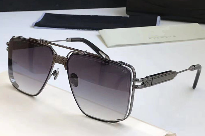 The Dawn Sunglasses In Gunmetal Gradient Grey