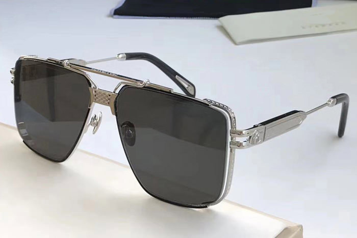 The Dawn Sunglasses In Silver Grey